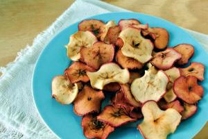 Είναι δυνατόν να στεγνώσουν τα μήλα για το χειμώνα σε φούρνο μικροκυμάτων;